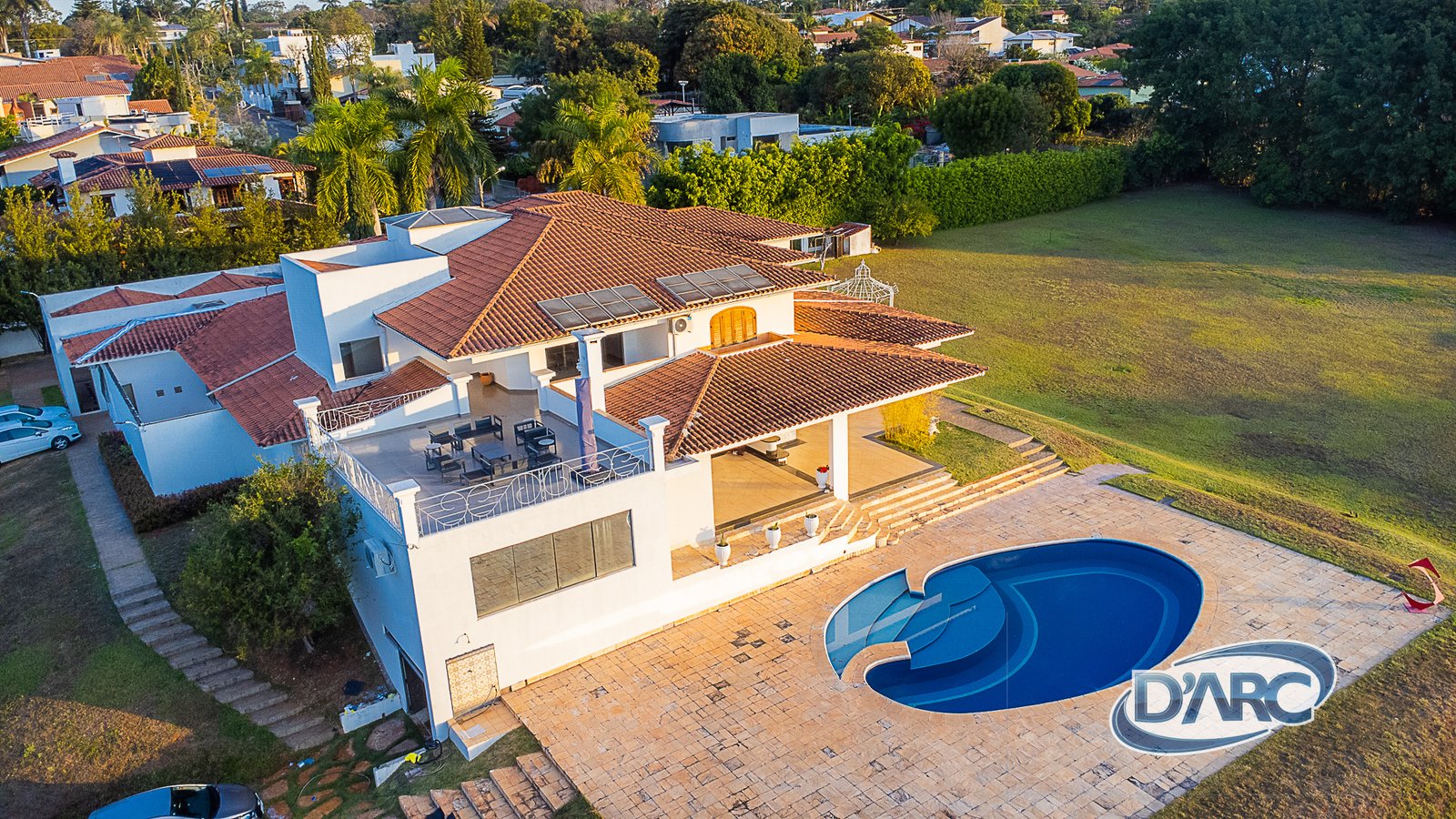 Características Principais Casa de luxo Mansão Propriedade de alto padrão Imóvel premium Casa grande Residência exclusiva Terreno duplo Ponta de picolé Localização Brasília Bairro nobre Localização privilegiada Vista para o lago Área nobre Ambientes Internos 4 suítes Suíte máster Closet Hidromassagem Hall com pé direito alto Sala de estar ampla Sala de jantar Escritório Home office Sala íntima Sala de jogos Jardim de inverno Copa Despensa Lavabo Cozinha e Área Gourmet Cozinha completa Área gourmet Churrasqueira Ambientes integrados Piso em granito Área Externa e Lazer Piscina Jardim amplo Varanda Vista para o lago Área de lazer completa Garagem e Estacionamento Garagem para 4 carros Estacionamento para 40 carros Garagem coberta Carregador veicular Segurança e Tecnologia Alarme Vídeo porteiro Sistema de segurança Dependências Dependência de empregada Área de serviço Área de secagem Depósito Depósito de gás Características Especiais Ar-condicionado Dois closets Duas duchas Duas cubas Roupeiro Ambientes amplos Palavras-chave para SEO Casa à venda Brasília Imóvel de luxo DF Mansão com piscina Casa com vista para lago Propriedade exclusiva Brasília Casa high-end Residência de alto padrão Imóvel premium com área gourmet