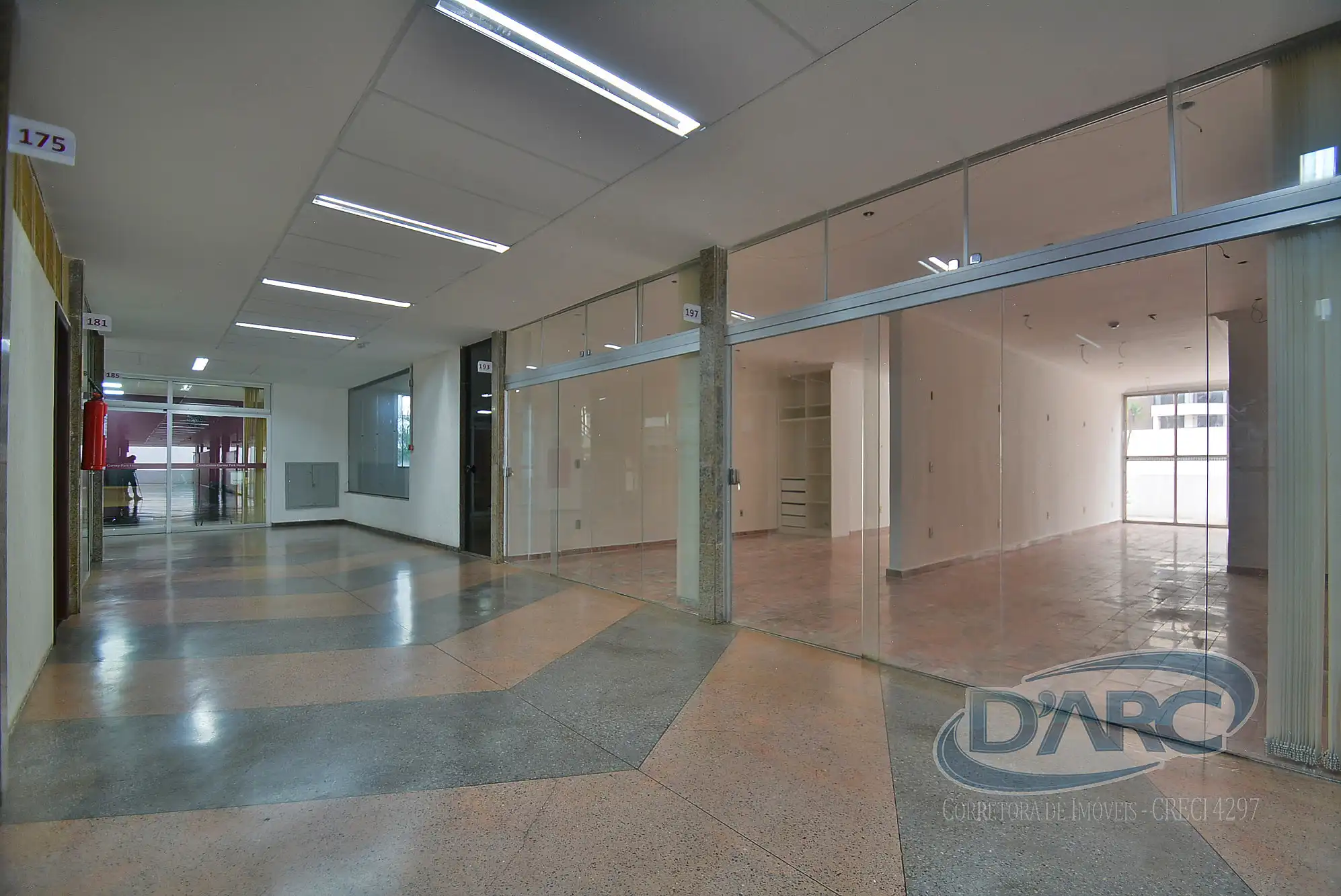 02 LOJAS COM VARANDAS; 02 BANHEIROS; ARMÁRIOS; 02 LOJAS; 01 BANHEIRO; 01 COPA ARMÁRIOS; VARANDAS; LOJAS NASCENTES; SEGUNDO ANDAR; 107 m²; ELEVADOR EXCLUSIVO PARA OS LOJISTAS PISO EM MÁRMORE ROSA IMPERIAL OBSERVAÇÃO: POSSUI ELÉTRICA E HIDRÁULICA TOTALMENTE PRONTA PARA ATENDER UM GRANDE SALÃO DE CABELEREIRO. VALOR DE VENDA: R$ 800.000,00 VALOR DO CONDOMÍNIO: R$ 1.000,00 VALOR DO IPTU: R$ 3.866,48.