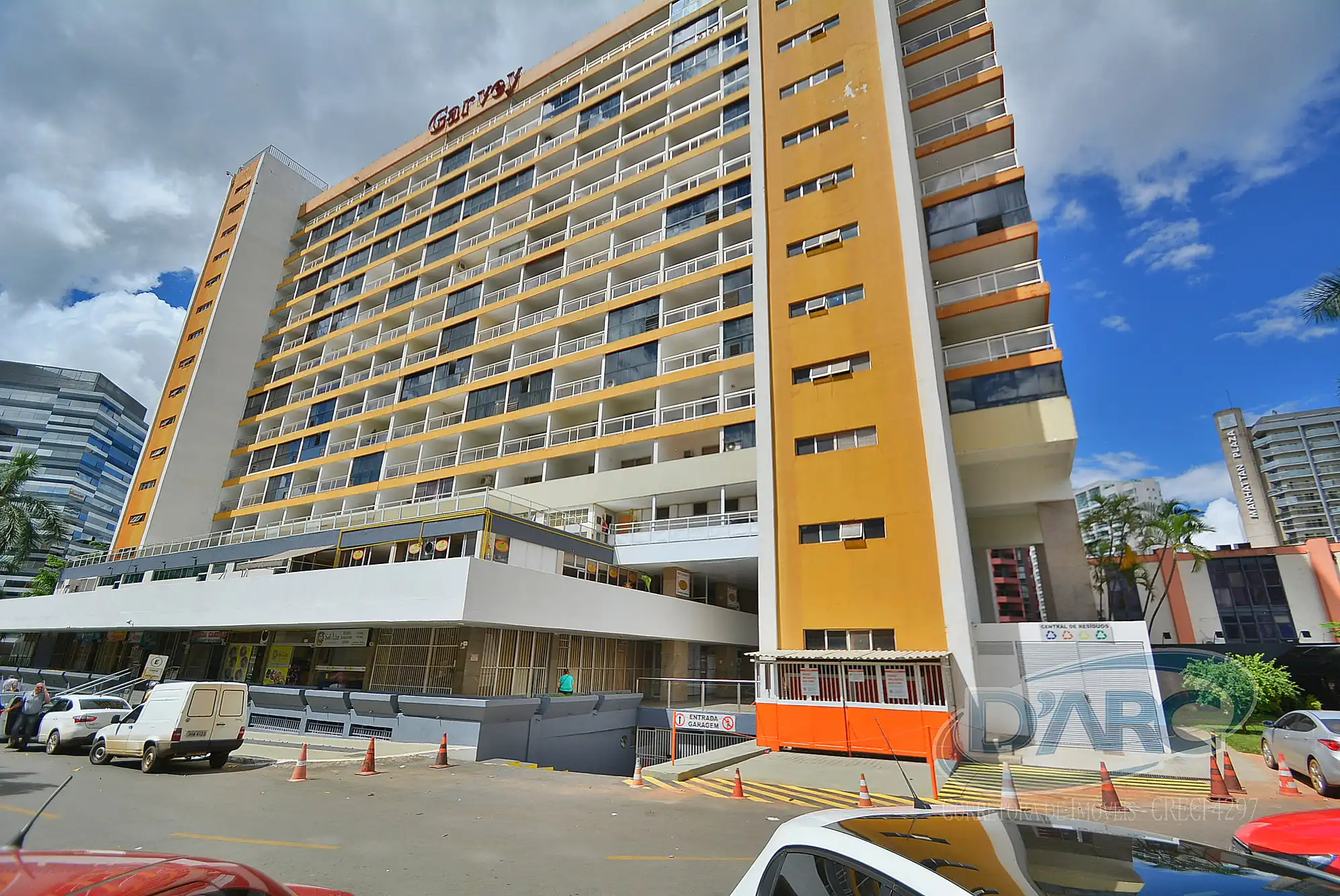 Imóvel Comercial - 2º Andar - 107m² 2 lojas com varandas nascentes | 2 banheiros + 1 copa | Armários embutidos | Elevador exclusivo para lojistas | Piso em mármore rosa imperial | Infraestrutura elétrica e hidráulica completa para salão de beleza Valores: Venda: R$ 800.000,00 Condomínio: R$ 1.000,00/mês IPTU: R$ 3.866,48/ano